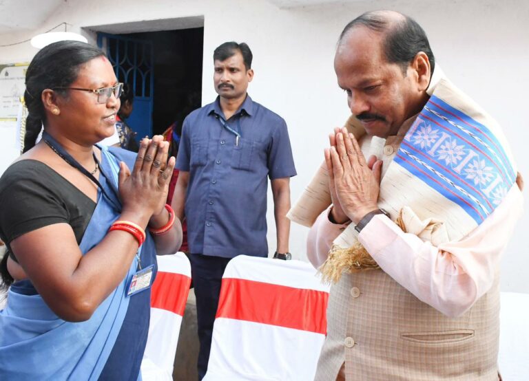 Odisha Governor Raghubar Das meet ASHA worker Matilda Kullu